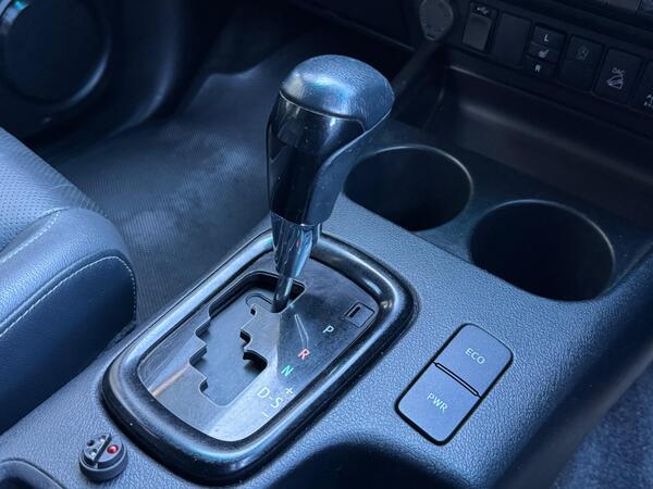 Toyota Hilux 2.8 D-4D Invincible X Auto 4WD Euro 6 (s/s) 4dr at 32th