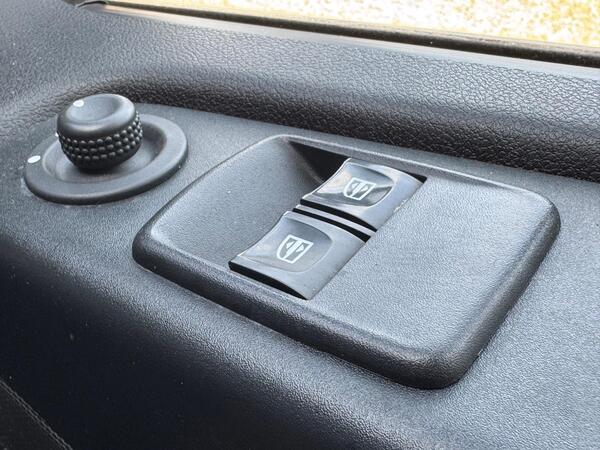 Renault Trafic 2.0 dCi ENERGY 28 Black Edition SWB Standard Roof Euro 6 (s/s) 5dr at 41th