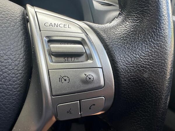 Nissan Navara 2.3 dCi N-Guard Pickup Double Cab 4dr Diesel Auto 4WD Euro 6 (190 ps)