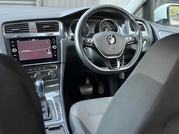 Volkswagen e-Golf 35.8kWh e-Golf Auto 5dr - Image 2