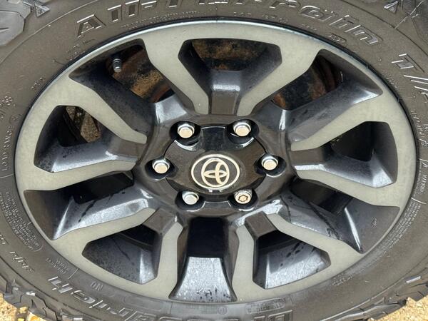 Toyota Hilux 2.8 D-4D Invincible X Auto 4WD Euro 6 (s/s) 4dr at 32th