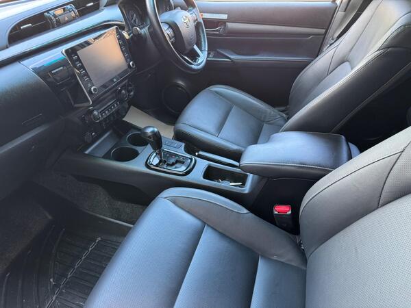 Toyota Hilux 2.8 D-4D Invincible X Auto 4WD Euro 6 (s/s) 4dr at 10th