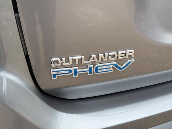 Mitsubishi Outlander 2.4h TwinMotor 13.8kWh Design CVT 4WD Euro 6 (s/s) 5dr at 45th