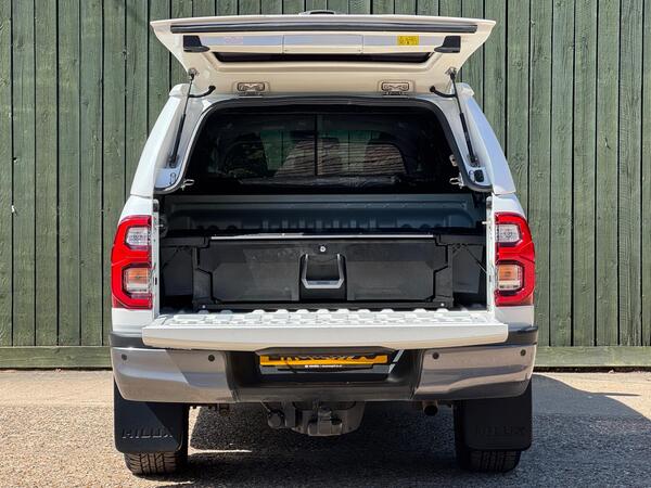 Toyota Hilux 2.8 D-4D Invincible X Auto 4WD Euro 6 (s/s) 4dr at 13th