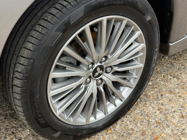 Mitsubishi Outlander 2.4h TwinMotor 13.8kWh Design CVT 4WD Euro 6 (s/s) 5dr at 35th