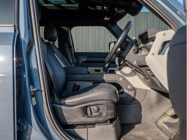 LAND ROVER DEFENDER X-DYNAMIC SE D MHEV A - Image 32
