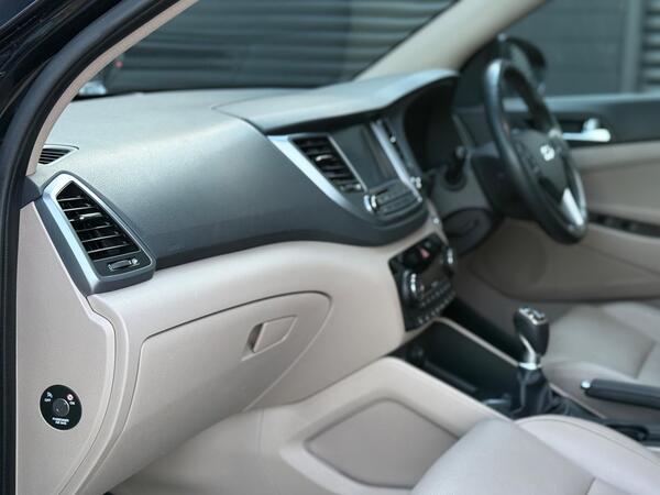 Hyundai TUCSON 2.0 CRDi Blue Drive Premium SE Euro 6 (s/s) 5dr - Image 3