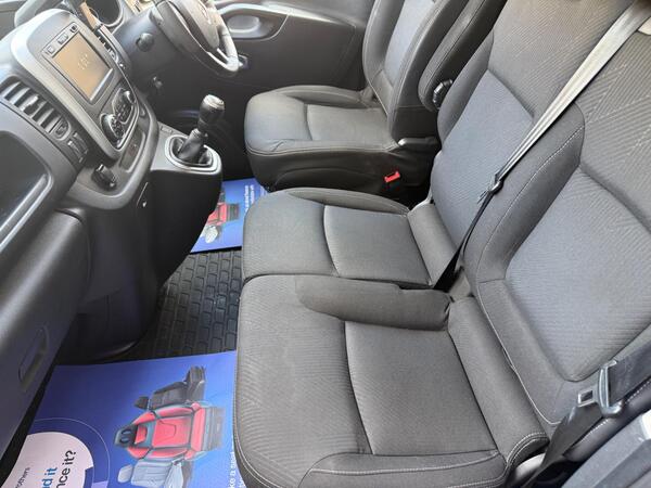 Renault Trafic 2.0 dCi ENERGY 28 Black Edition SWB Standard Roof Euro 6 (s/s) 5dr at 9th