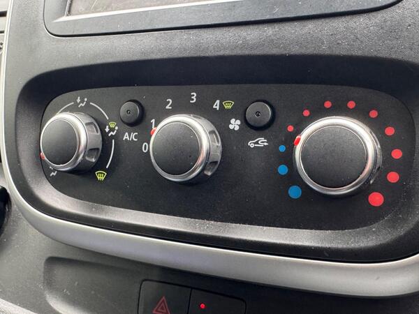 Renault Trafic 2.0 dCi ENERGY 28 Sport SWB Standard Roof Euro 6 (s/s) 5dr at 38th