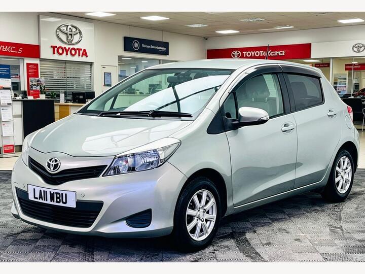Toyota Yaris 1.33 Dual VVT-i TR Multidrive S Euro 5 5dr Toyota Yaris 1.33 Dual VVT-i TR Multidrive S Euro 5 5dr