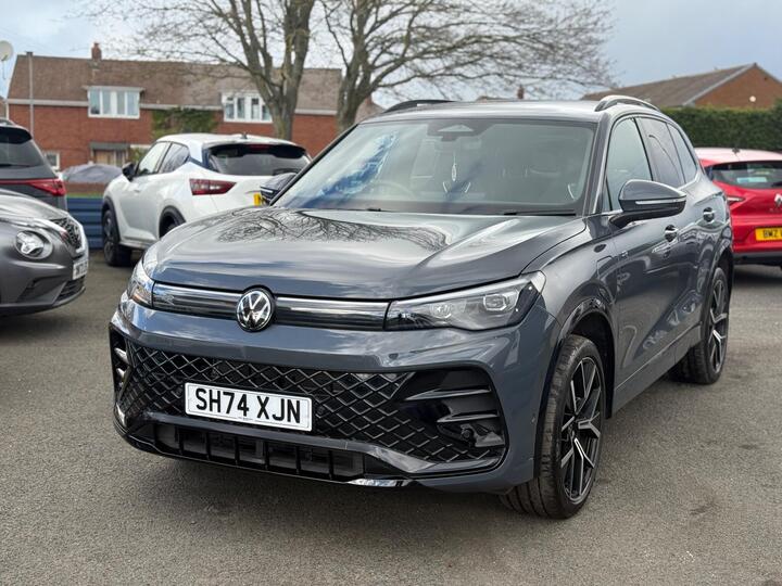 Volkswagen Tiguan 1.5 TSI EHybrid 19.7kWh R-Line DSG Euro 6 (s/s) 5dr Volkswagen Tiguan 1.5 TSI EHybrid 19.7kWh R-Line DSG Euro 6 (s/s) 5dr