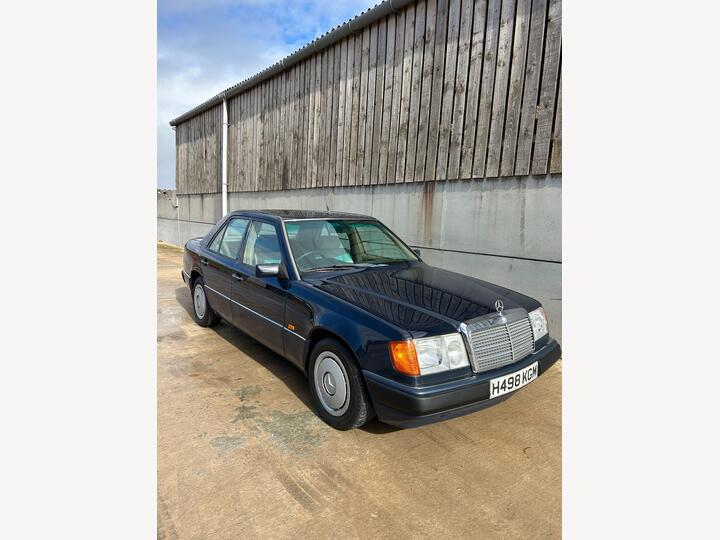 Mercedes-Benz 230 2.3 E 4dr Mercedes-Benz 230 2.3 E 4dr