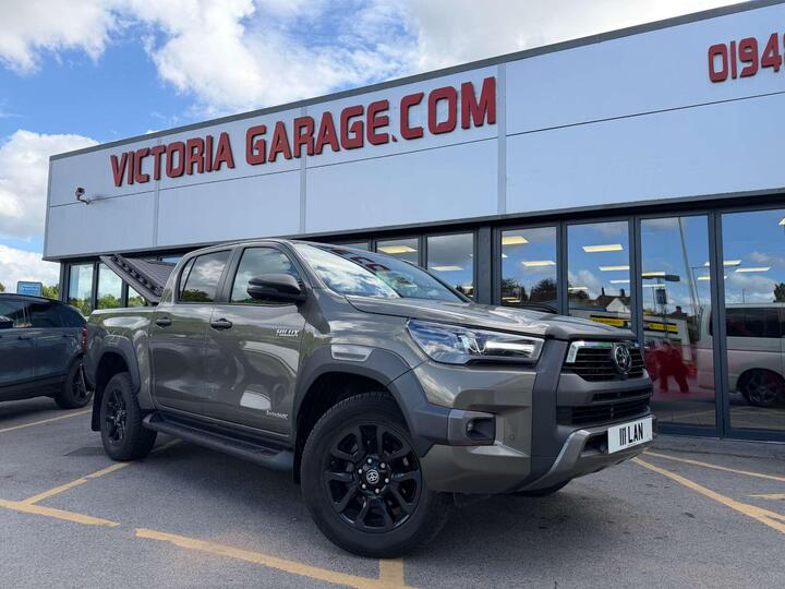 Toyota Hilux 2.8 D-4D-h Invincible X Auto 4WD Euro 6 4dr
