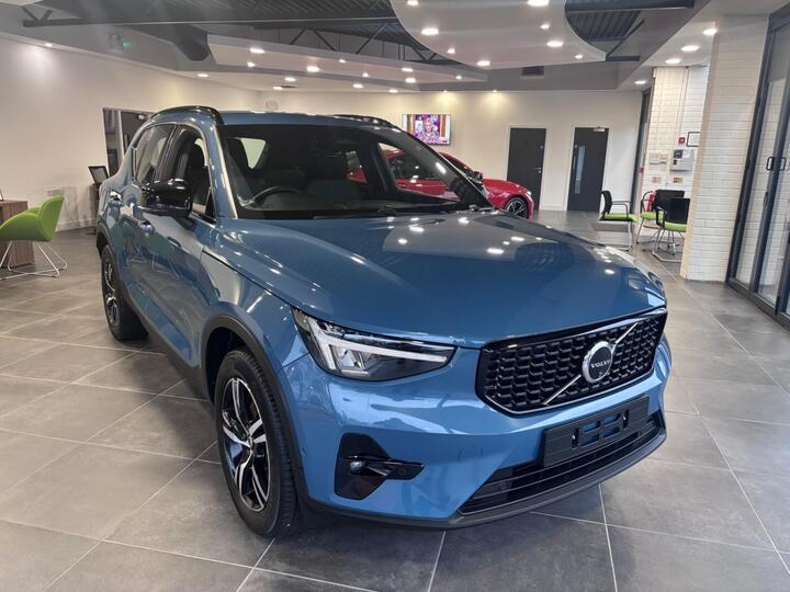 Volvo XC40 2.0 B3 MHEV Plus Dark DCT Auto Euro 6 (s/s) 5dr