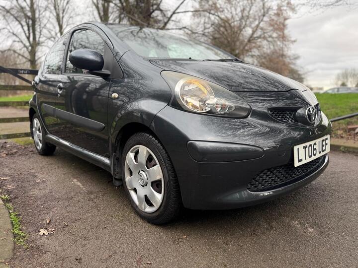 Toyota AYGO 1.0 VVT-i + Euro 4 5dr Toyota AYGO 1.0 VVT-i + Euro 4 5dr
