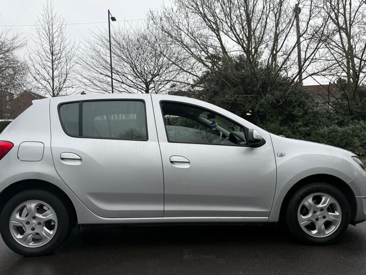 Dacia Sandero 0.9 TCe Laureate Euro 5 5dr Dacia Sandero 0.9 TCe Laureate Euro 5 5dr