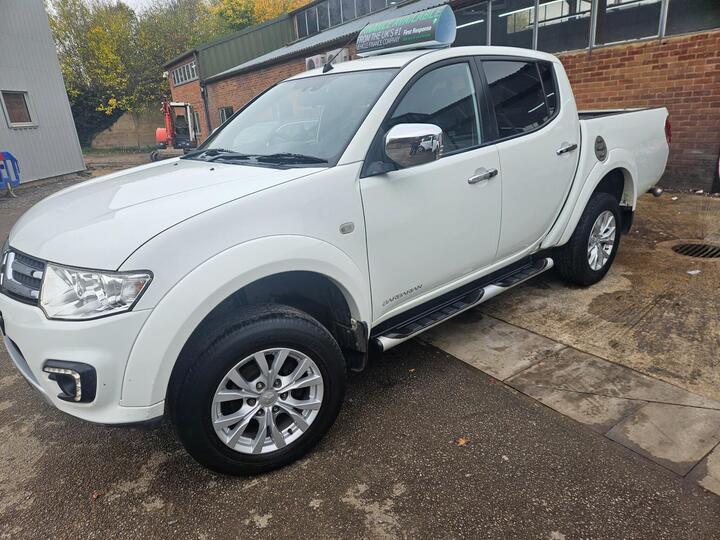 Mitsubishi L200 2.5 DI-D Barbarian Auto 4WD Euro 5 4dr (LB) Mitsubishi L200 2.5 DI-D Barbarian Auto 4WD Euro 5 4dr (LB)