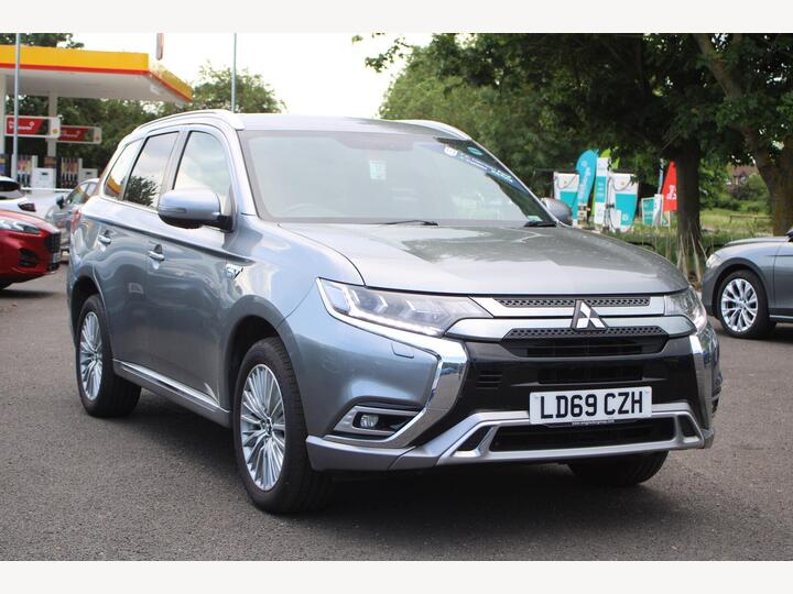 Mitsubishi OUTLANDER 2.4h TwinMotor 13.8kWh 4h CVT 4WD Euro 6 (s/s) 5dr Mitsubishi OUTLANDER 2.4h TwinMotor 13.8kWh 4h CVT 4WD Euro 6 (s/s) 5dr