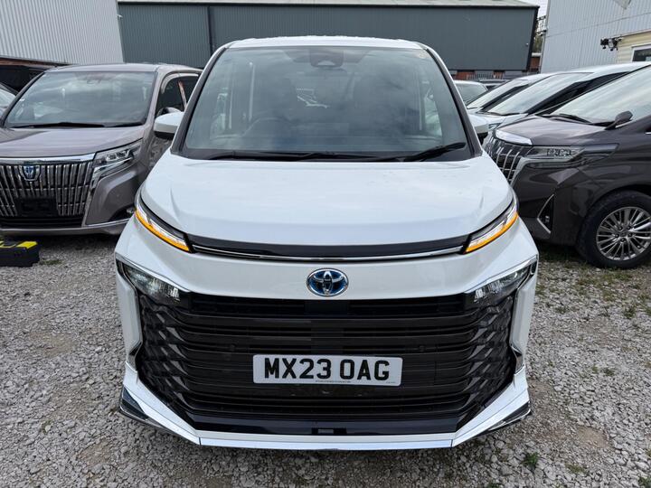 Toyota Voxy 7seat Hybrid New Shape Uber XL