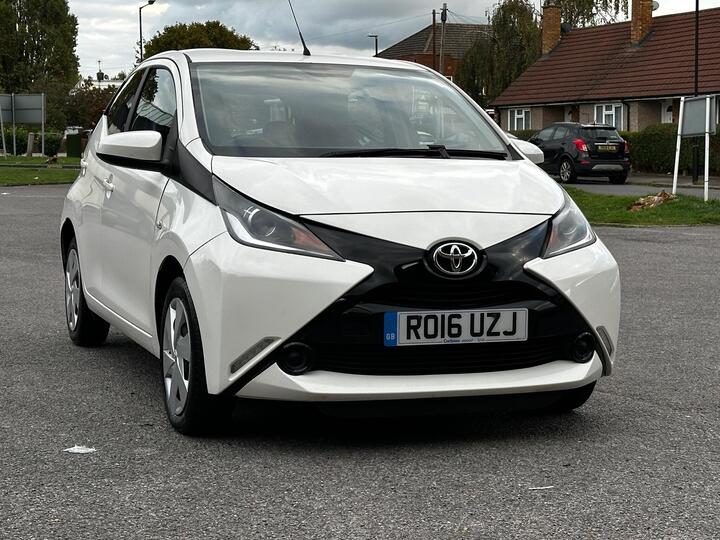 Toyota AYGO 1.0 VVT-i X-play Euro 6 5dr Toyota AYGO 1.0 VVT-i X-play Euro 6 5dr