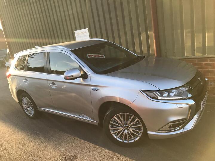 Mitsubishi Outlander 2.4h TwinMotor 13.8kWh 4h CVT 4WD Euro 6 (s/s) 5dr Mitsubishi Outlander 2.4h TwinMotor 13.8kWh 4h CVT 4WD Euro 6 (s/s) 5dr