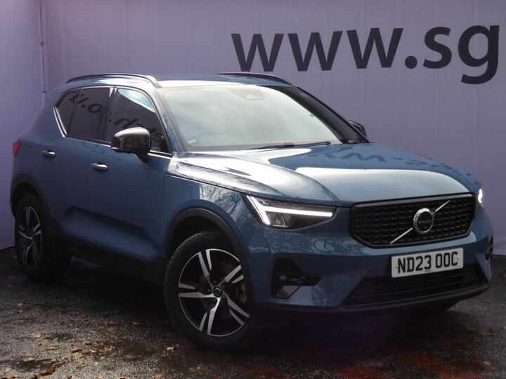 Volvo XC40 2.0 B3 MHEV Plus Dark DCT Auto Euro 6 (s/s) 5dr