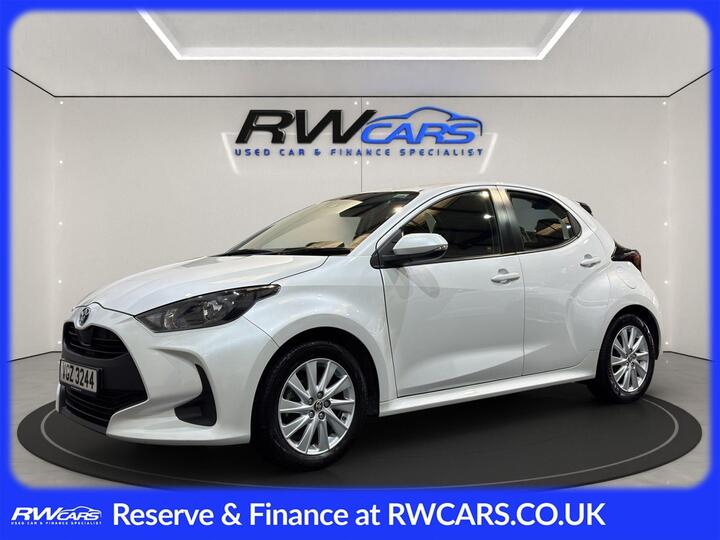 Toyota YARIS 1.5 VVT-h Icon E-CVT Euro 6 (s/s) 5dr Toyota YARIS 1.5 VVT-h Icon E-CVT Euro 6 (s/s) 5dr