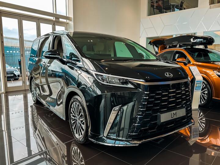 Lexus LM 2.5 350h Takumi E-CVT AWD Euro 6 (s/s) 5dr