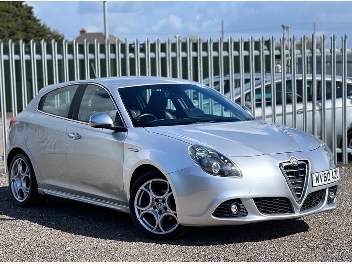 Alfa Romeo Giulietta 1.6 JTDM-2 Veloce Euro 5 (s/s) 5dr Alfa Romeo Giulietta 1.6 JTDM-2 Veloce Euro 5 (s/s) 5dr