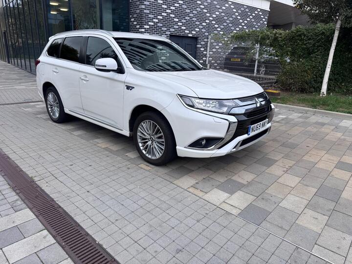 Mitsubishi Outlander 2.4h TwinMotor 13.8kWh Dynamic CVT 4WD Euro 6 (s/s) 5dr Mitsubishi Outlander 2.4h TwinMotor 13.8kWh Dynamic CVT 4WD Euro 6 (s/s) 5dr