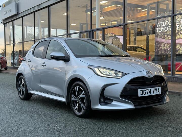 Toyota Yaris 1.5 VVT-h Design E-CVT Euro 6 (s/s) 5dr Toyota Yaris 1.5 VVT-h Design E-CVT Euro 6 (s/s) 5dr