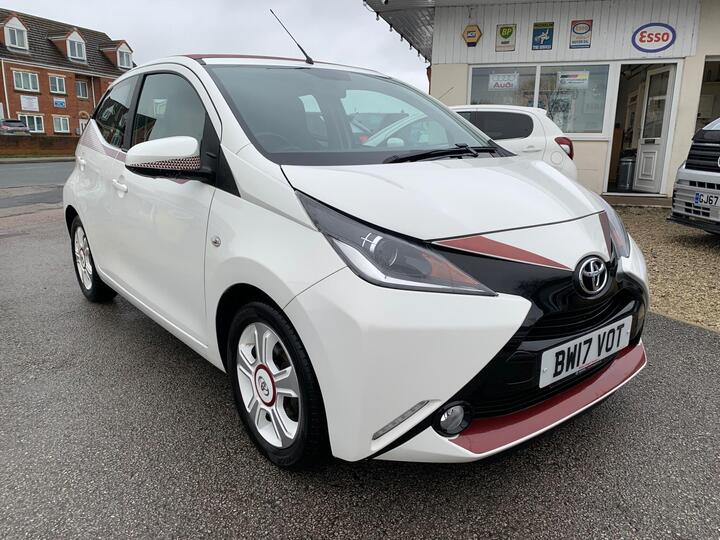 Toyota AYGO 1.0 VVT-i X-claim Funroof Euro 6 5dr Toyota AYGO 1.0 VVT-i X-claim Funroof Euro 6 5dr