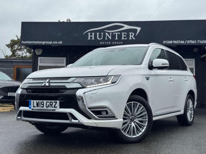 Mitsubishi OUTLANDER 2.4h TwinMotor 13.8kWh 4hs CVT 4WD Euro 6 (s/s) 5dr Mitsubishi OUTLANDER 2.4h TwinMotor 13.8kWh 4hs CVT 4WD Euro 6 (s/s) 5dr