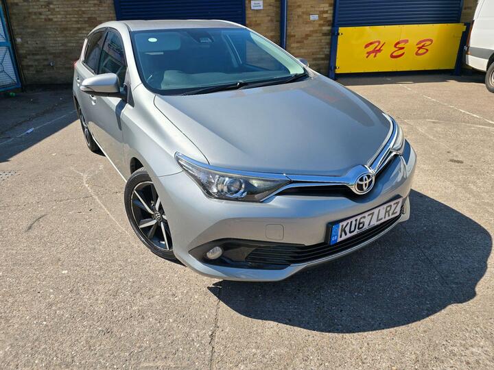 Toyota Auris 1.2 VVT-i Design Euro 6 (s/s) 5dr (Safety Sense) Toyota Auris 1.2 VVT-i Design Euro 6 (s/s) 5dr (Safety Sense)