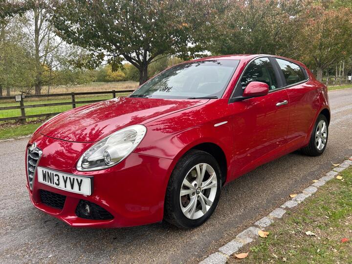 Alfa Romeo Giulietta 2.0 JTDM-2 Lusso Euro 5 (s/s) 5dr Alfa Romeo Giulietta 2.0 JTDM-2 Lusso Euro 5 (s/s) 5dr