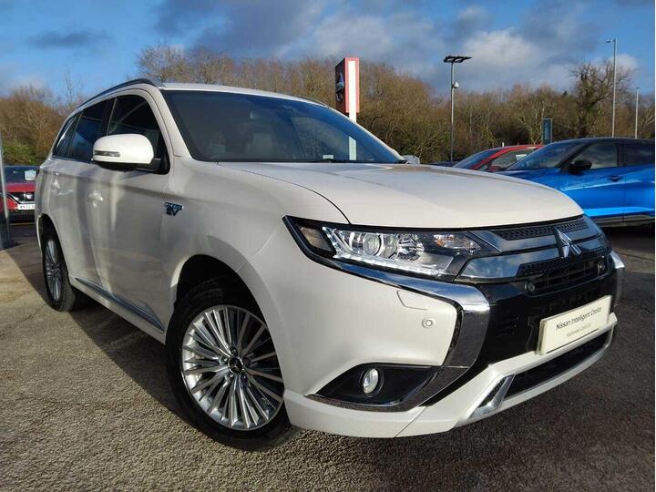 Mitsubishi Outlander 2.4h TwinMotor 13.8kWh Dynamic Safety CVT 4WD Euro 6 (s/s) 5dr Mitsubishi Outlander 2.4h TwinMotor 13.8kWh Dynamic Safety CVT 4WD Euro 6 (s/s) 5dr