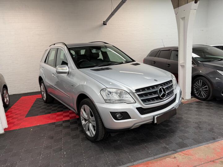Mercedes-Benz M Class 3.0 ML350 CDI V6 BlueEfficiency SE Tiptronic 4WD Euro 5 5dr Mercedes-Benz M Class 3.0 ML350 CDI V6 BlueEfficiency SE Tiptronic 4WD Euro 5 5dr