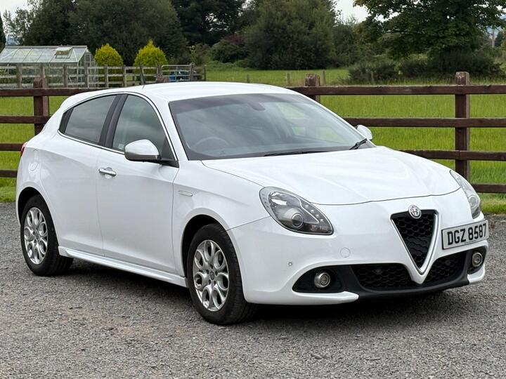 Alfa Romeo Giulietta 1.6 JTDM-2 Tecnica Euro 6 (s/s) 5dr Alfa Romeo Giulietta 1.6 JTDM-2 Tecnica Euro 6 (s/s) 5dr