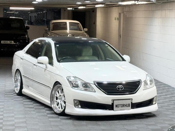 Toyota Crown GRS202 3.0 V6 Royal Saloon JDM VIP Style