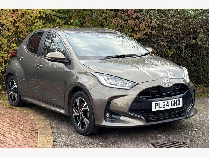 Toyota Yaris 1.5 VVT-h Design E-CVT Euro 6 (s/s) 5dr Toyota Yaris 1.5 VVT-h Design E-CVT Euro 6 (s/s) 5dr