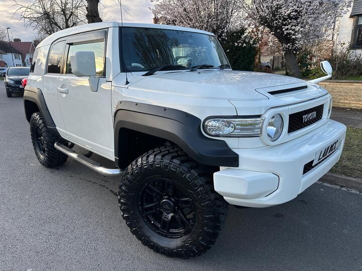 Toyota FJ Cruiser 4.0-V6-4X4-FRESH IMPORT-HUGE SPEC-SUPERB Toyota FJ Cruiser 4.0-V6-4X4-FRESH IMPORT-HUGE SPEC-SUPERB