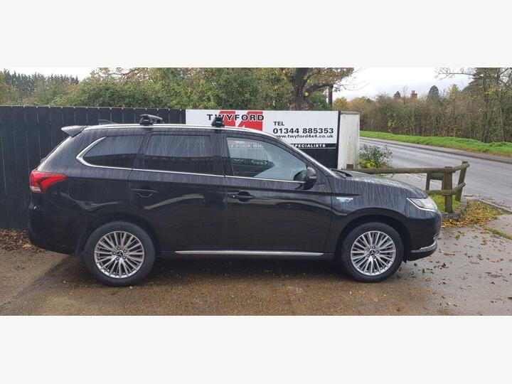 Mitsubishi OUTLANDER 2.4h TwinMotor 13.8kWh 4h CVT 4WD Euro 6 (s/s) 5dr Mitsubishi OUTLANDER 2.4h TwinMotor 13.8kWh 4h CVT 4WD Euro 6 (s/s) 5dr