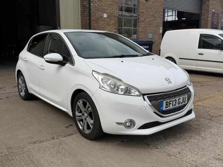 Peugeot 208 1.2 VTi Allure Euro 5 5dr