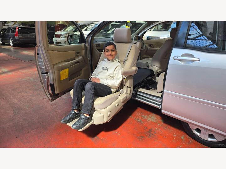 Toyota Raum 1.5 Auto Lift Mobility Chair