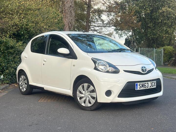 Toyota AYGO 1.0 VVT-i Move Euro 5 5dr Toyota AYGO 1.0 VVT-i Move Euro 5 5dr