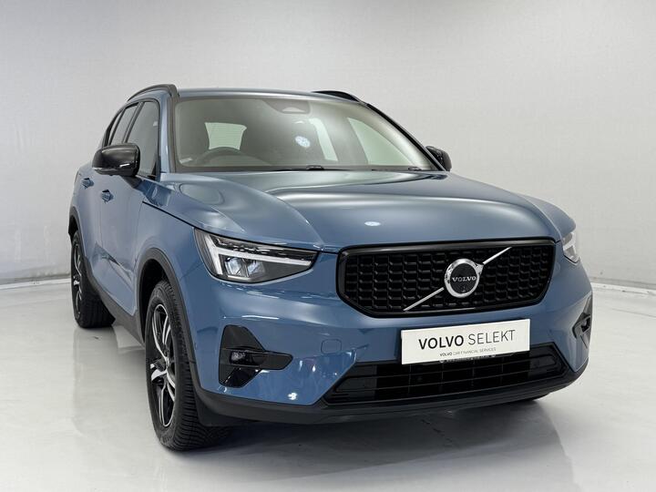 Volvo XC40 2.0 B3 MHEV Plus Dark DCT Auto Euro 6 (s/s) 5dr