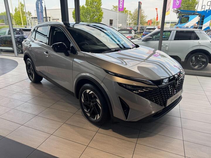 Nissan QASHQAI 1.3 DiG-T MH N-Connecta [Glass Roof] 5dr