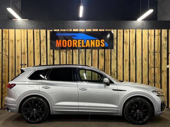 Volkswagen Touareg 3.0 TDI V6 R-Line Tech Plus Tiptronic 4Motion Euro 6 (s/s) 5dr Volkswagen Touareg 3.0 TDI V6 R-Line Tech Plus Tiptronic 4Motion Euro 6 (s/s) 5dr