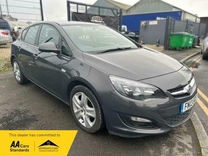 Vauxhall Astra 1.7 CDTi EcoFLEX Exclusiv Euro 5 (s/s) 5dr Vauxhall Astra 1.7 CDTi EcoFLEX Exclusiv Euro 5 (s/s) 5dr