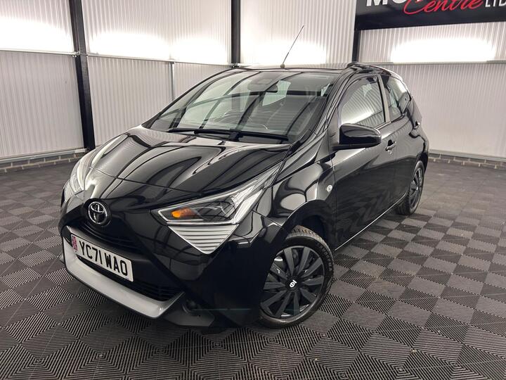 Toyota AYGO 1.0 VVT-i X-play X-shift Euro 6 5dr (Safety Sense) Toyota AYGO 1.0 VVT-i X-play X-shift Euro 6 5dr (Safety Sense)